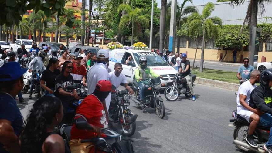 Familiares, amigos y decenas de automovilistas acompañaron el cortejo fúnebre del querido Emmanuel Mercado Pérez hasta el cementerio Cristo Redentor, donde reiteraron su reclamo de justicia.