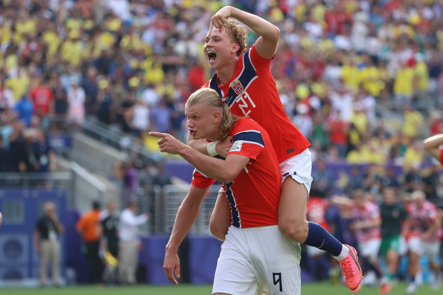 Erling Haaland reacciona tras marcar su segundo gol junto a Andrés Sjeldrup.