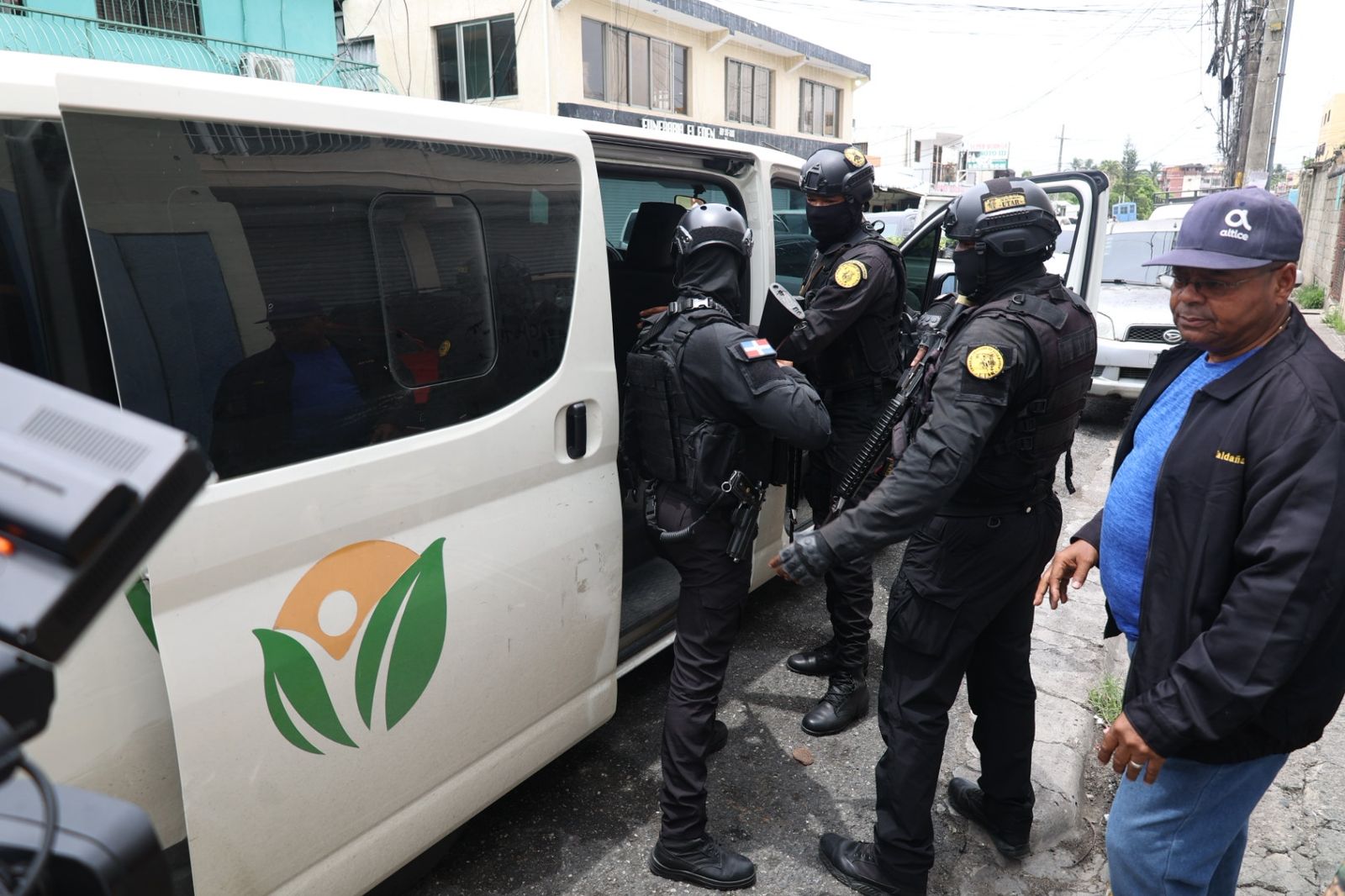 El momento en que trasladan al cabo policial José Francisco Moreta, acusado de provocar la muerte de un joven de 19 años