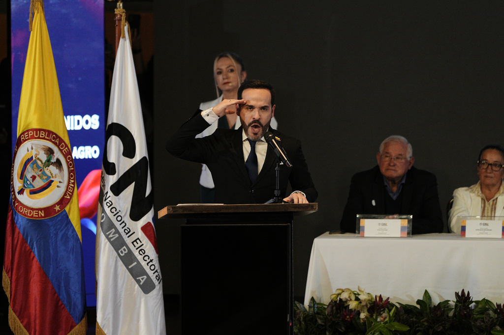 El presidente electo de Colombia, Abelardo de la Esprilla, habla después de recibir sus cartas credenciales del Consejo Nacional Electoral, el jueves 25 de junio de 2026, en Bogotá, Colombia. (Foto AP/Evan Valencia)