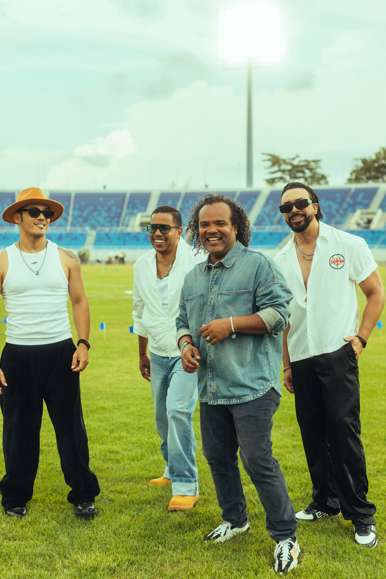 La canción fue compuesta por Vladimir Dotel, con producción musical de Antonio González, e interpretada por el famoso grupo dominicano Ilegales.