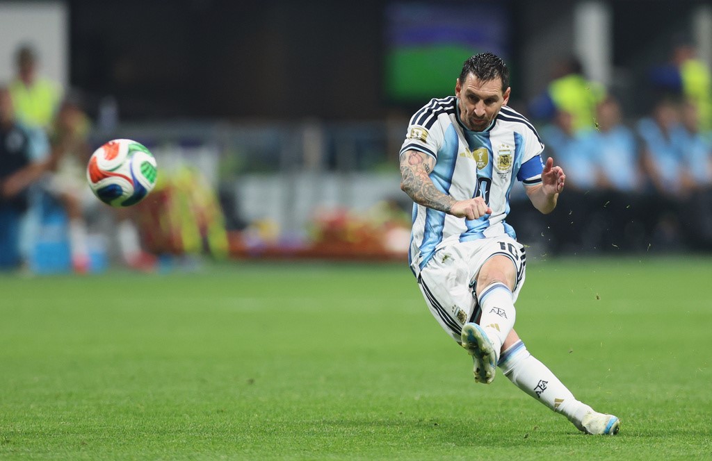 El argentino Lionel Messi celebra tras anotar el segundo gol de su equipo durante el partido de octavos de final del Mundial entre Argentina y Egipto en Atlanta.