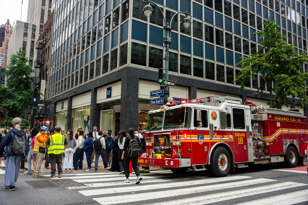 Un camión de bomberos está estacionado en la intersección de la 3ra Avenida y la Calle 42 Este después de que los edificios de la zona fueran evacuados, el martes 7 de julio de 2026, en Nueva York. (Foto AP/Angelina Katsanis)