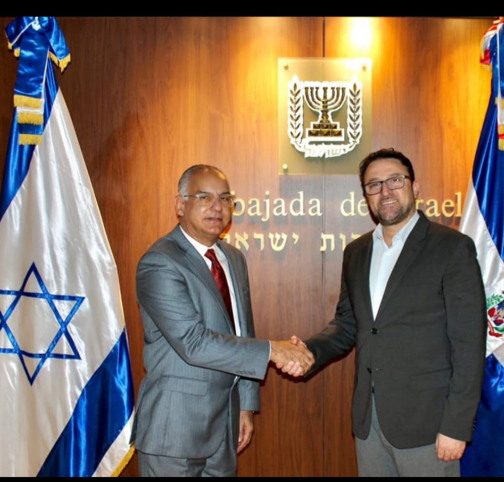 El director del Hospital Vinicio Calventi, Dr. José Alfredo Alfaro, estrecha la mano del embajador israelí Raslan Abu Rukun durante una visita a Galen.