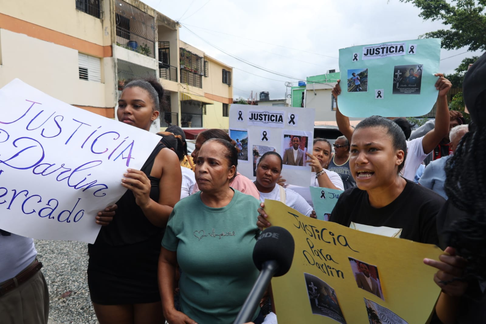 Protestas exigen justicia tras el asesinato de Darlene Enmanuel