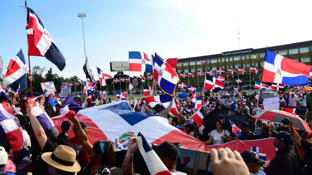 La Plaza de la Bandera revivió como escenario de protestas contra el gobierno; Así fue el día