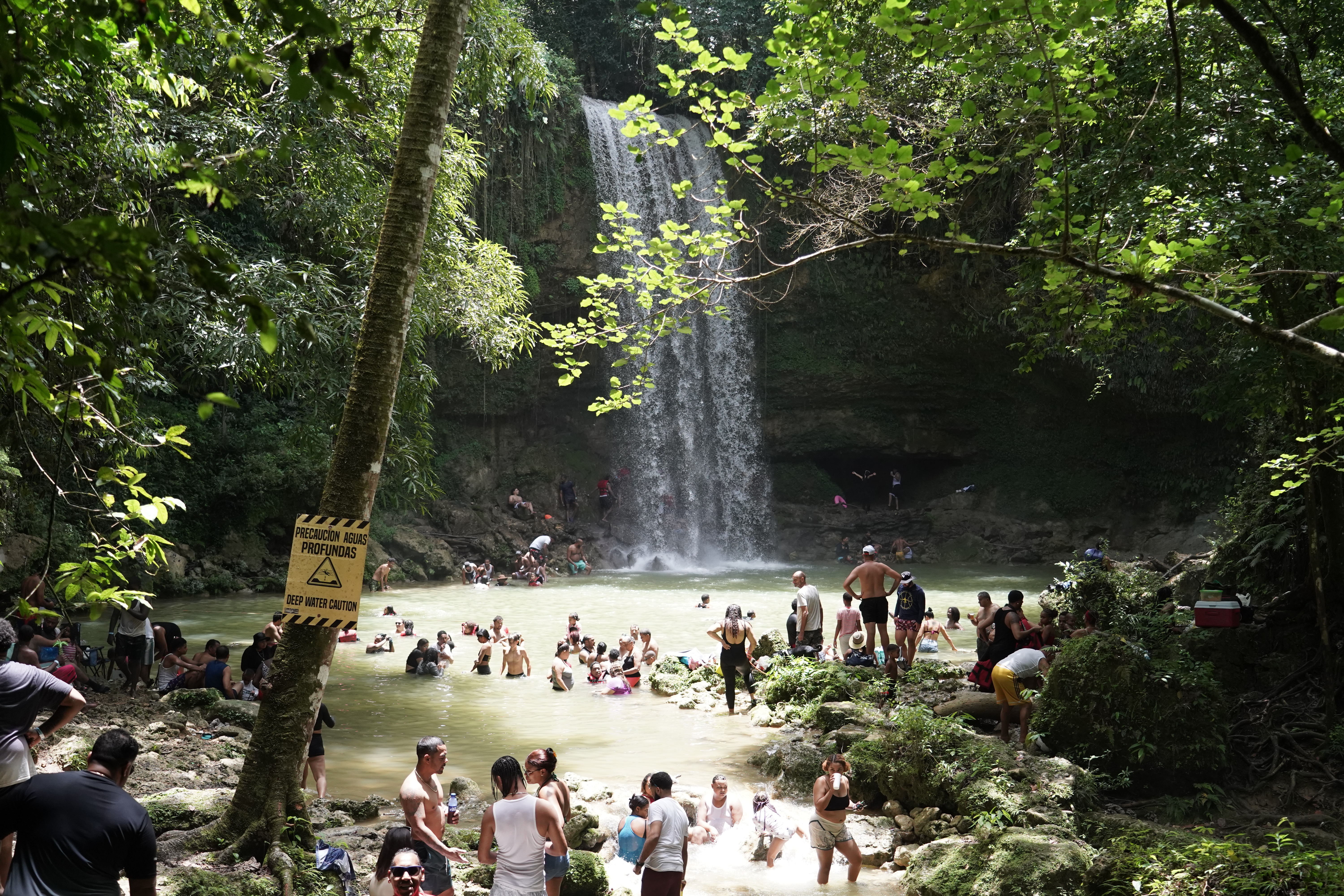 Gente disfrutando de las Cataratas Socoa en Monte Plata. nacional