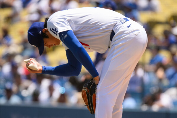 Shohei Ohtani lanza con dolor exterior. Imagen de archivo