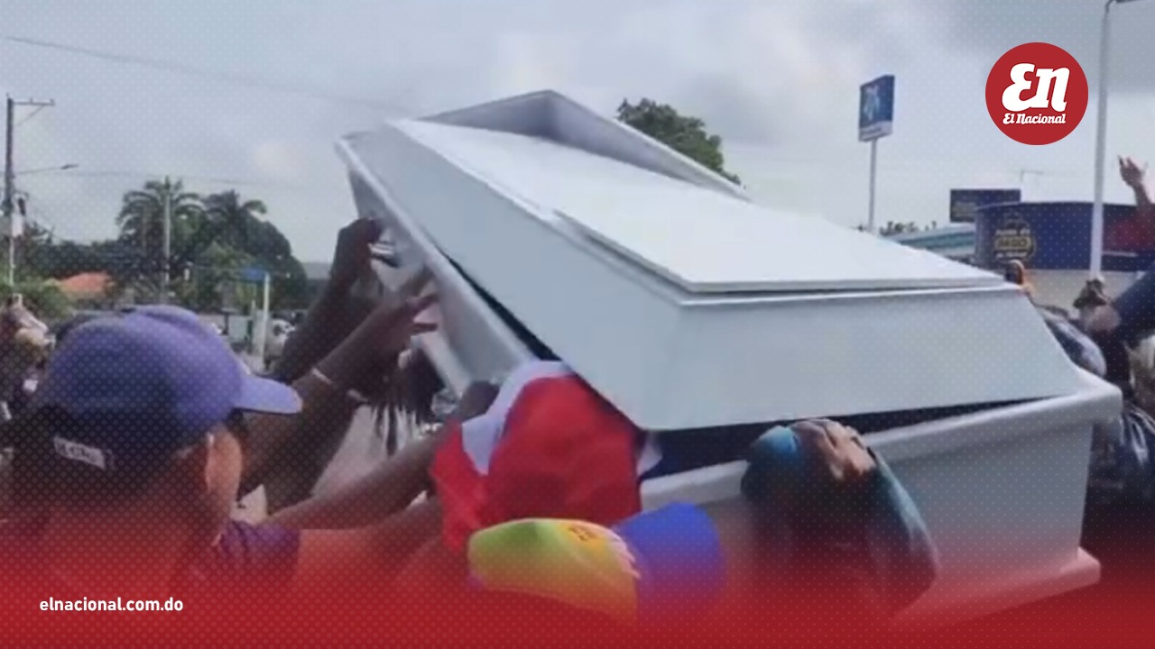 El enfrentamiento se produjo cuando agentes policiales impidieron a los manifestantes realizar un ataque simbólico a las oficinas de Edenrt. El video del incidente se volvió viral en Instagram.