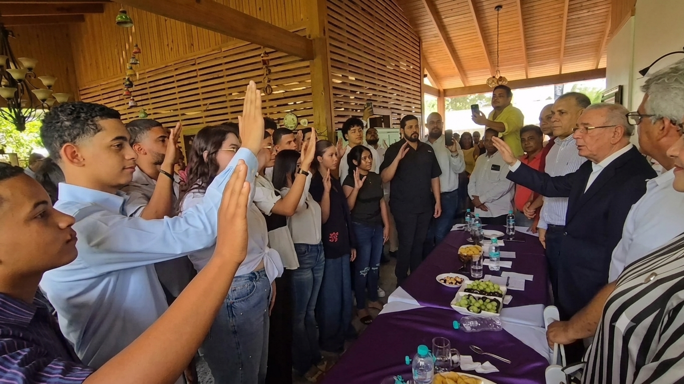 Danilo Medina juramenta juventud en Hermanas Mirabal.