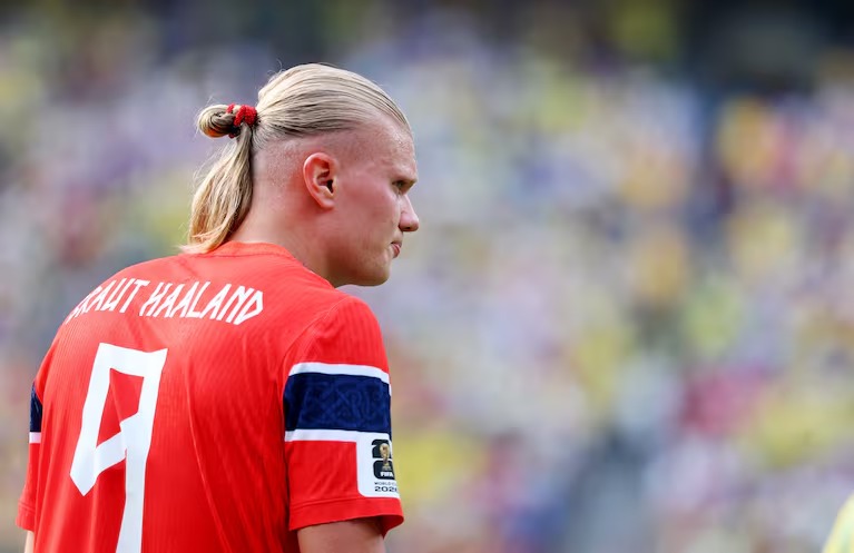 Erling Haaland mete a Noruega en las negociaciones por el título del Mundial.