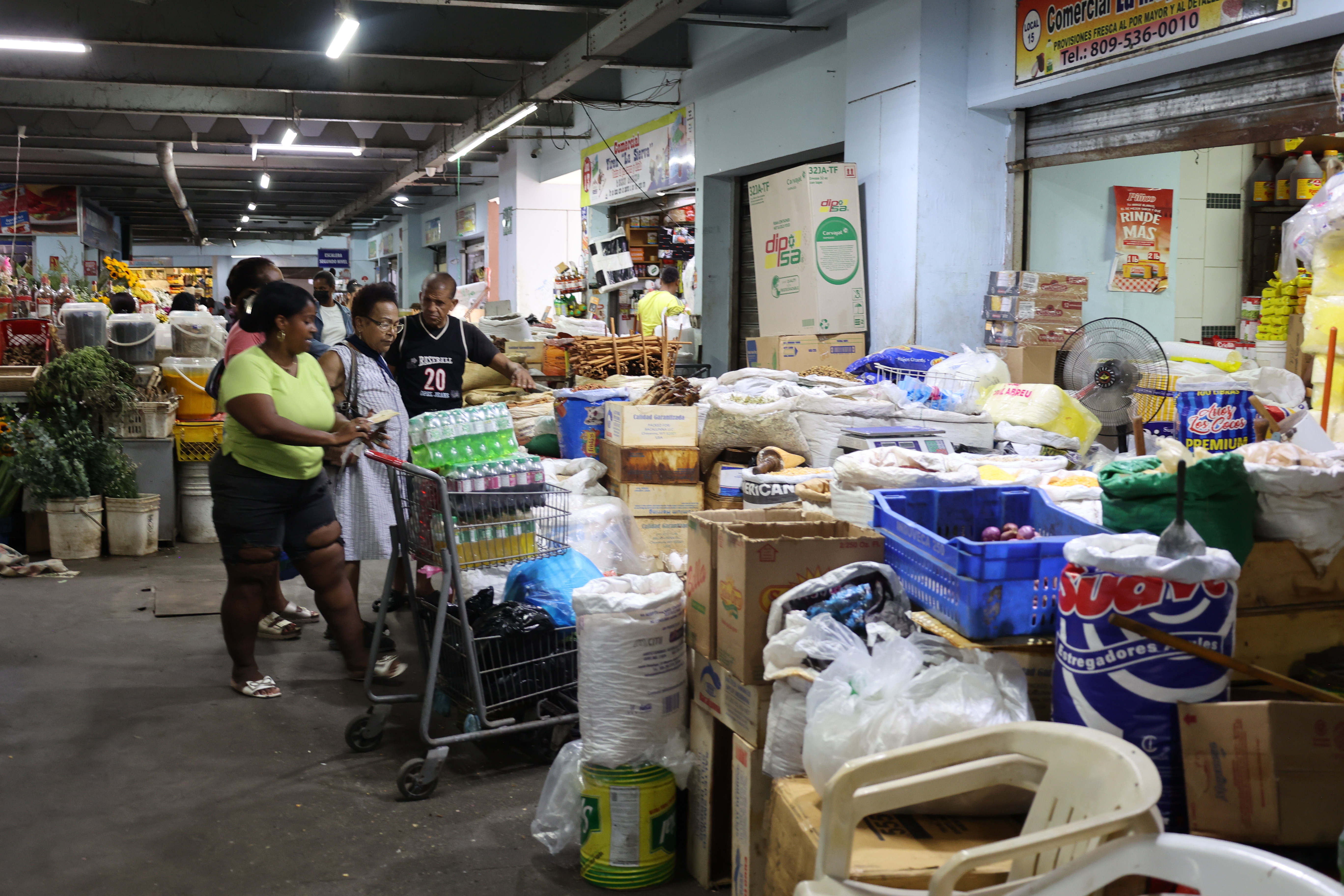 Comerciantes afirman que compran menos mercancía para evitar pérdidas, mientras los consumidores reducen cantidades y sustituyen productos para ajustar sus gastos.