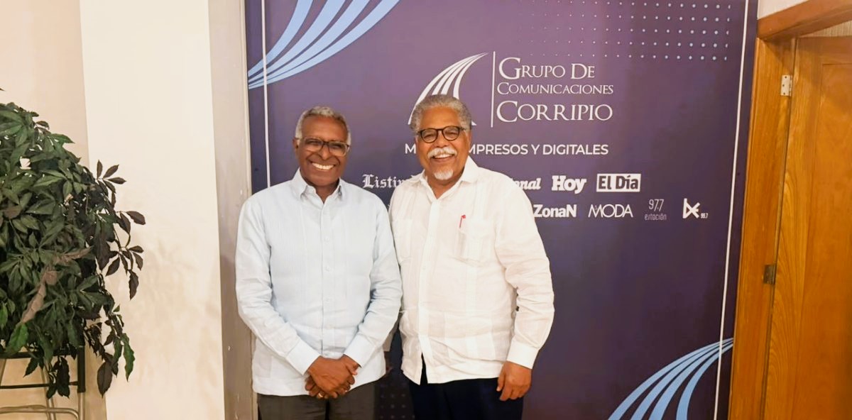 El nuevo director de Hoy, Rolando Guzmán, con el saliente Bienvenido Álvarez Vega.