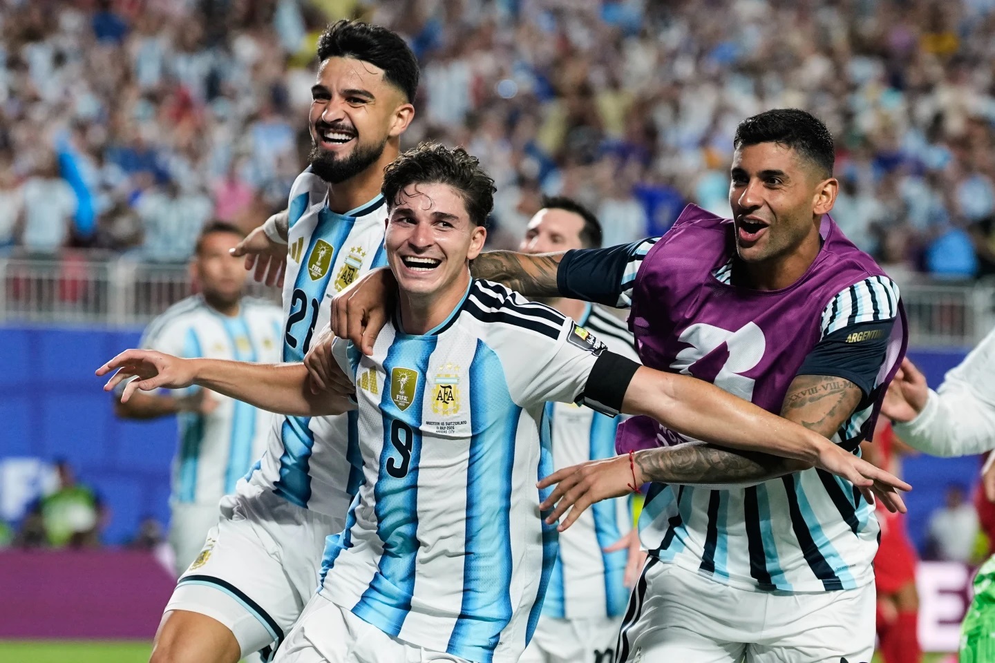 Julián Álvarez (9) celebra con sus compañeros tras marcar el gol decisivo para Argentina.