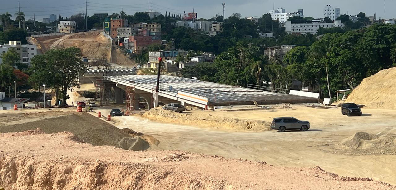 04- Vista Norte-Sur de la construcción del puente alrededor de Cuba en la reconstrucción de la Avenida República de Colombia realizada por el MOPC. Jorge González