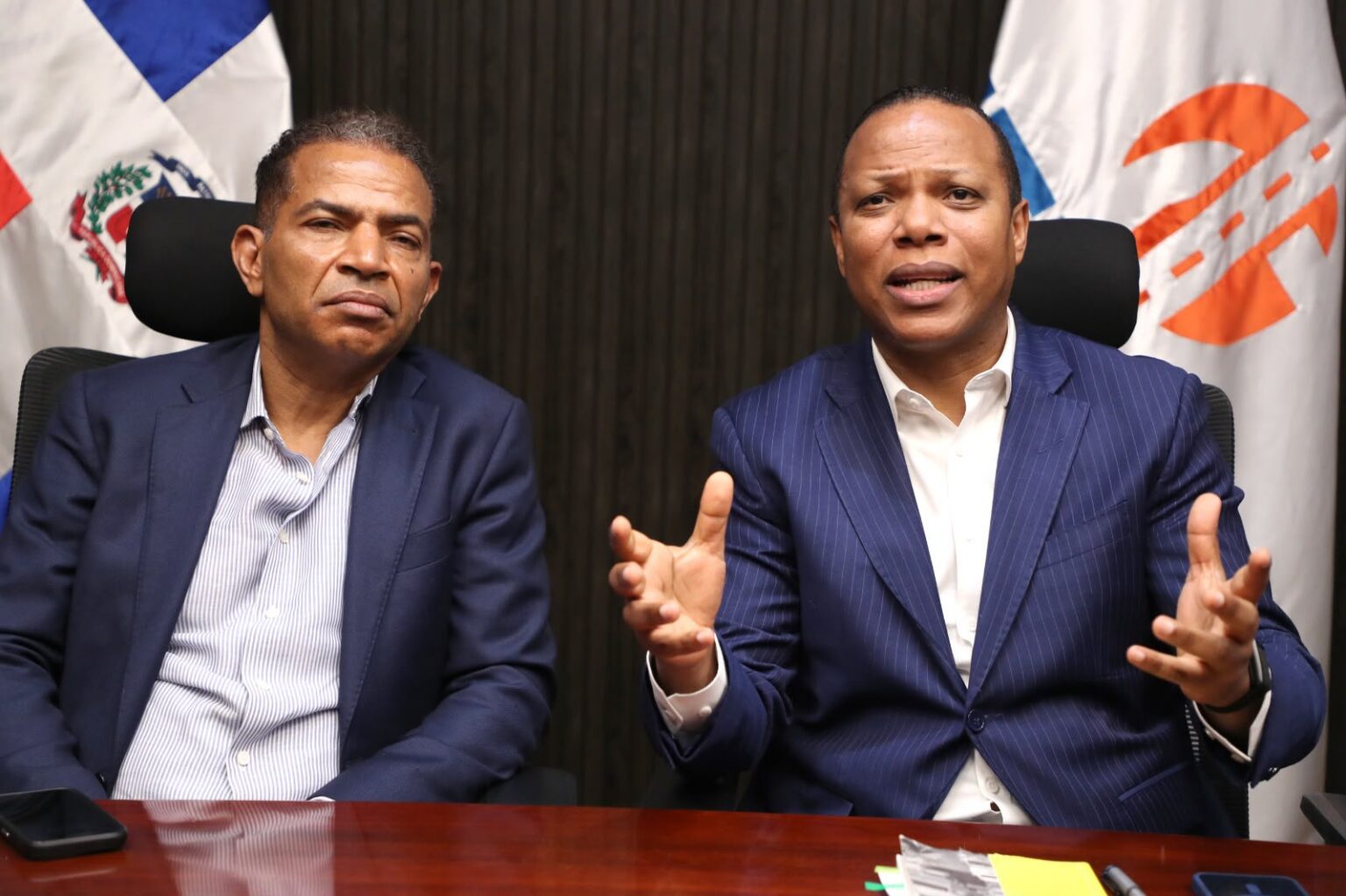 El encuentro estuvo encabezado por Milton Morrison, director del Instituto Nacional de Tránsito y Transporte Terrestre (INTRANT), con el presidente de la Central Nacional de Trabajadores del Transporte (CNTT), Juan Marte.