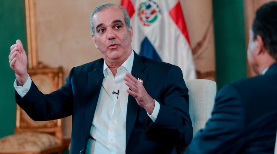El presidente Luis Abinador durante una entrevista realizada en Palacio Nacional con los periodistas José Monegro y Edith Fábulas