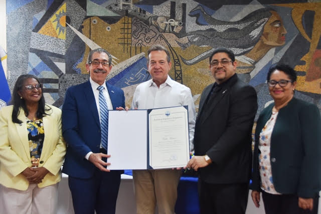 Las autoridades electas de la UASD reconocieron al ministro de Vivienda, Víctor Bisonó.