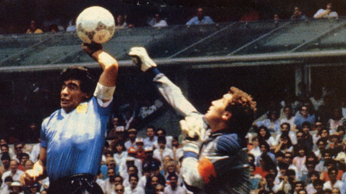 Diego Maradona toca el balón con el puño