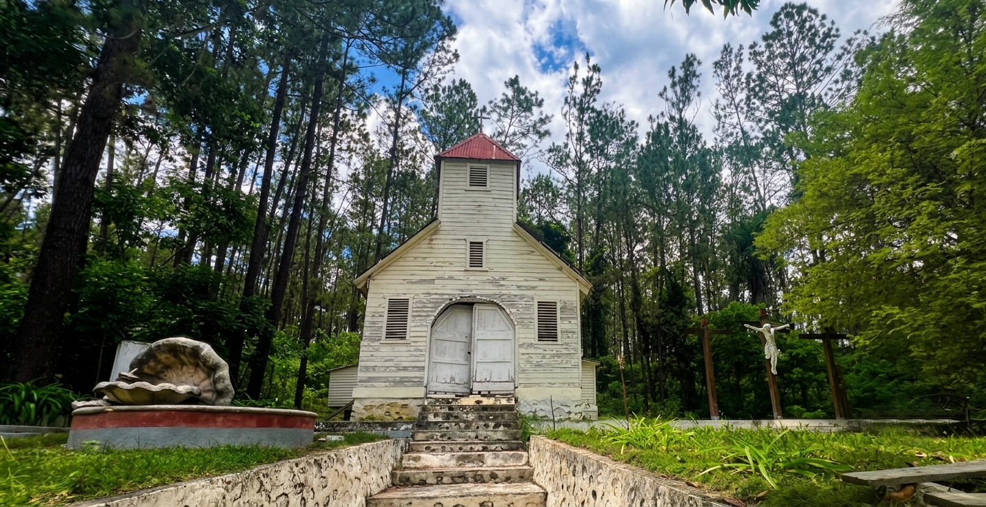 En las afueras de Villa Anacona, el Santuario de la Virgen de Fátima resiste el tiempo con la dignidad de una memoria compartida. A pesar de su arquitectura simple y su evidente aceptación del abandono, este rincón tiene una mística innegable. Jorge González