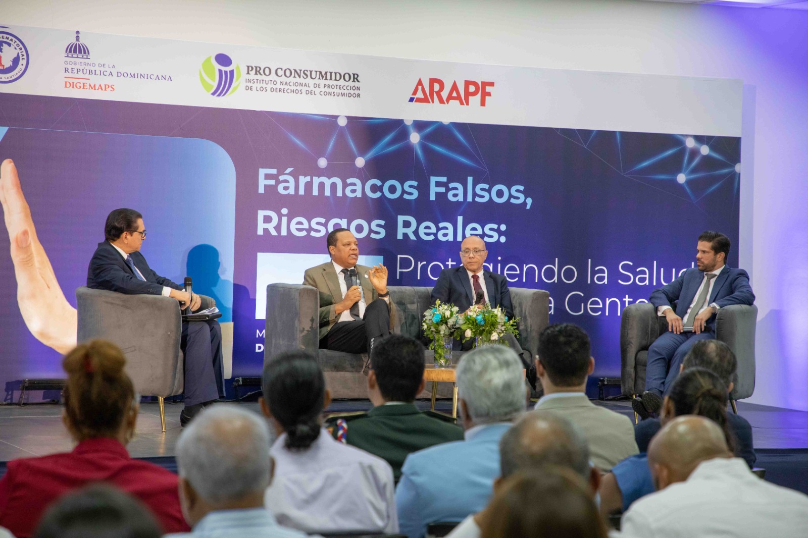 Eddie Alcántara, director de Pro Consumidor, señaló que otra prioridad es fortalecer la vigilancia y el control permanente sobre farmacias y comercios informales para evitar la reaparición de medicamentos retirados del mercado.