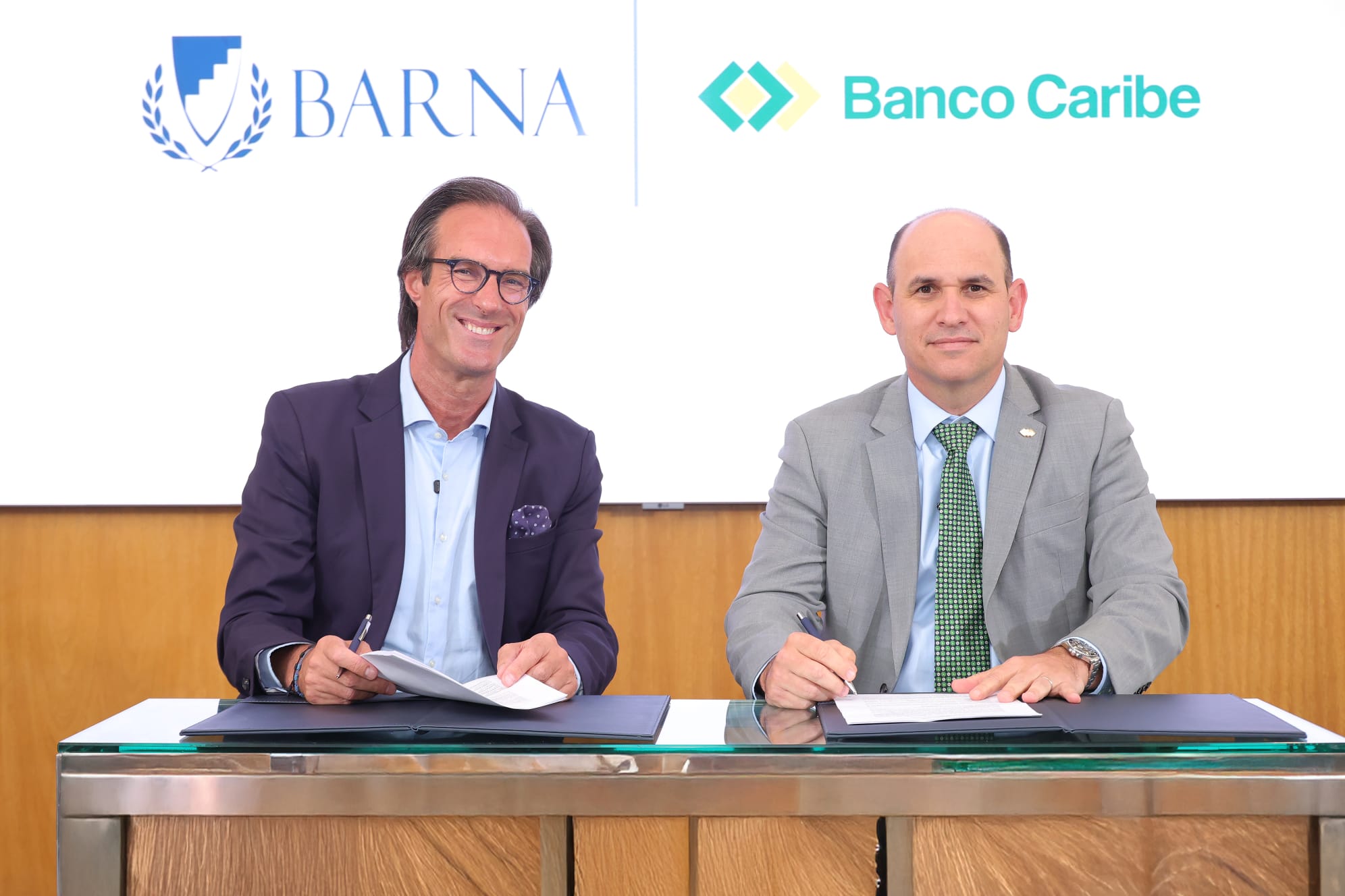 Paulo Alves, Rector de Berna Management School y Edgar Del Toro, Presidente Ejecutivo del Banco Caribe