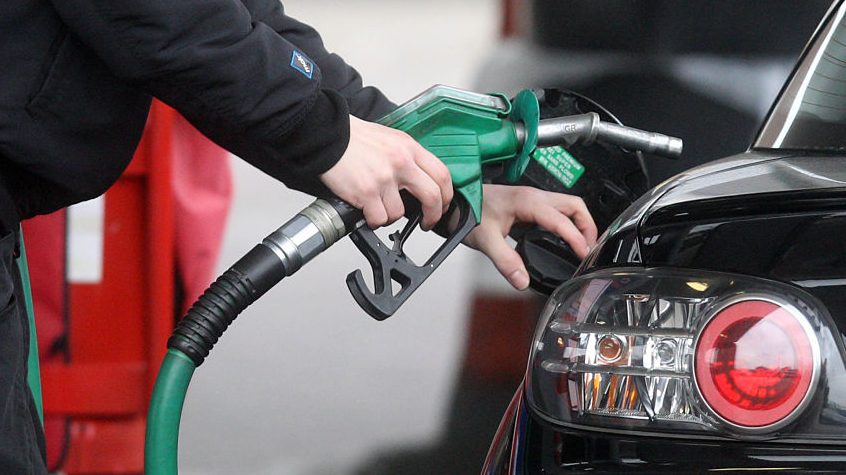 La estructura de precios del MICM indica que por cada RD$1,000 invertidos en gasolina regular, alrededor de RD$590 corresponden a costos de combustible y RD$410 a impuestos.