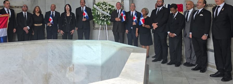 El Instituto Duarteano deposita ofrenda floral en el Altar de la Patria para conmemorar el 150 aniversario de la muerte del patricio Juan Pablo Duarte
