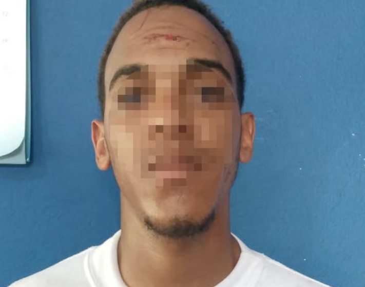 Keifry Carrasco fue detenido por agentes de la DICRIM y policía preventiva, acusado de agredir a una mujer y a su hija menor de edad en el distrito municipal de Rincón en La Vega.