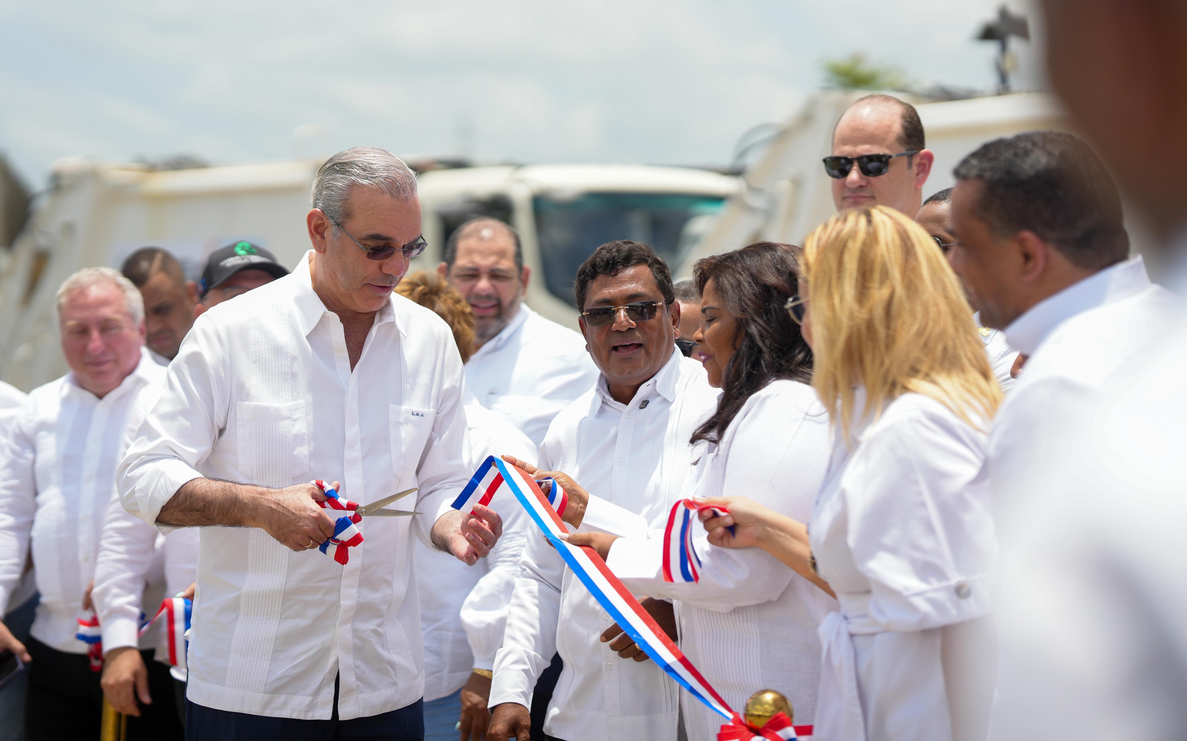 Santos destacó que el municipio de Los Alcárizos se ha transformado con importantes obras de infraestructura, vivienda, salud y educación.