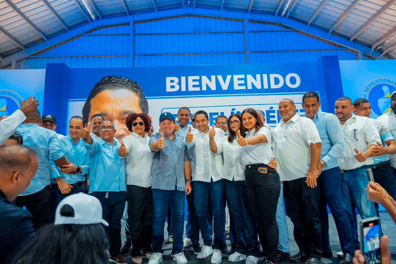 José Ignacio Paliza toma juramento al diputado Rafaelín Pérez, quien este sábado dejó Fuerza del Pueblo e ingresó a la oficialidad del PRM.