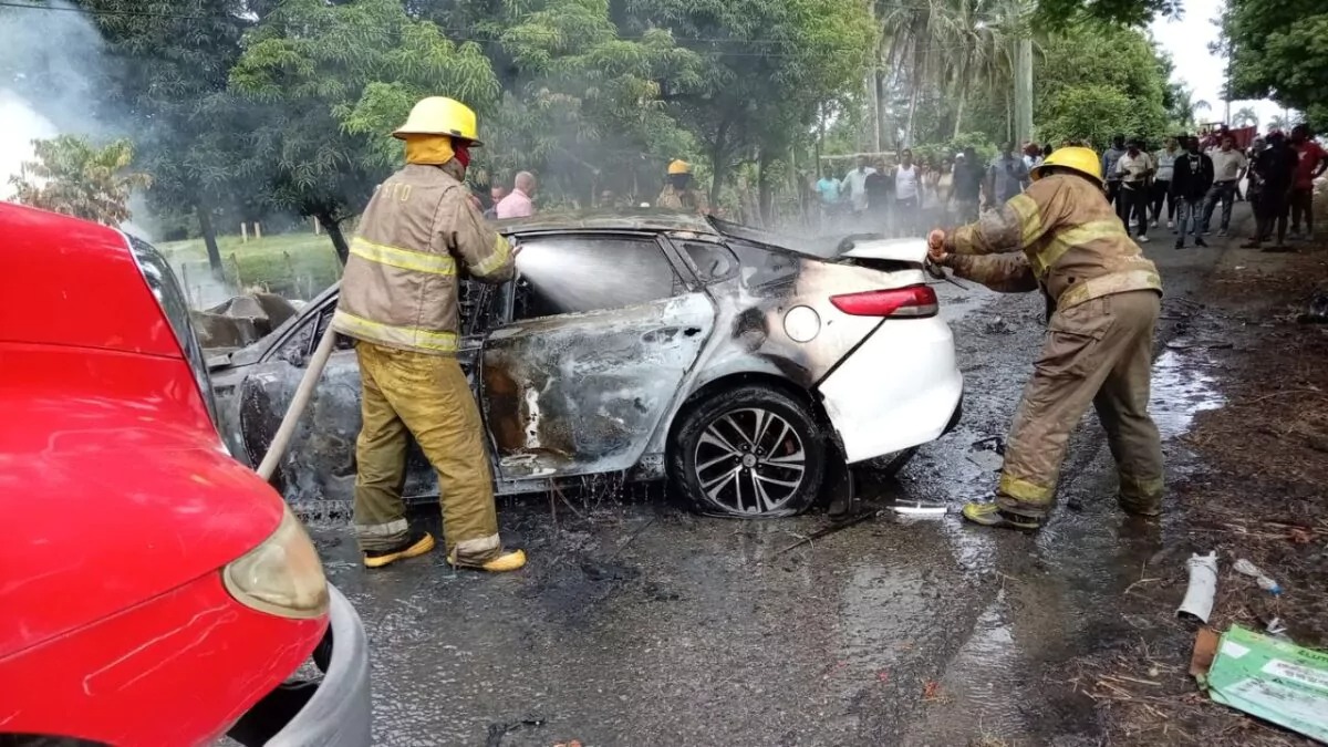 En Santo Domingo Norte, un automóvil quedó completamente destruido por el fuego luego de un accidente ocurrido en la carretera Hacienda Estrella, en el que una persona murió y otras dos resultaron heridas.