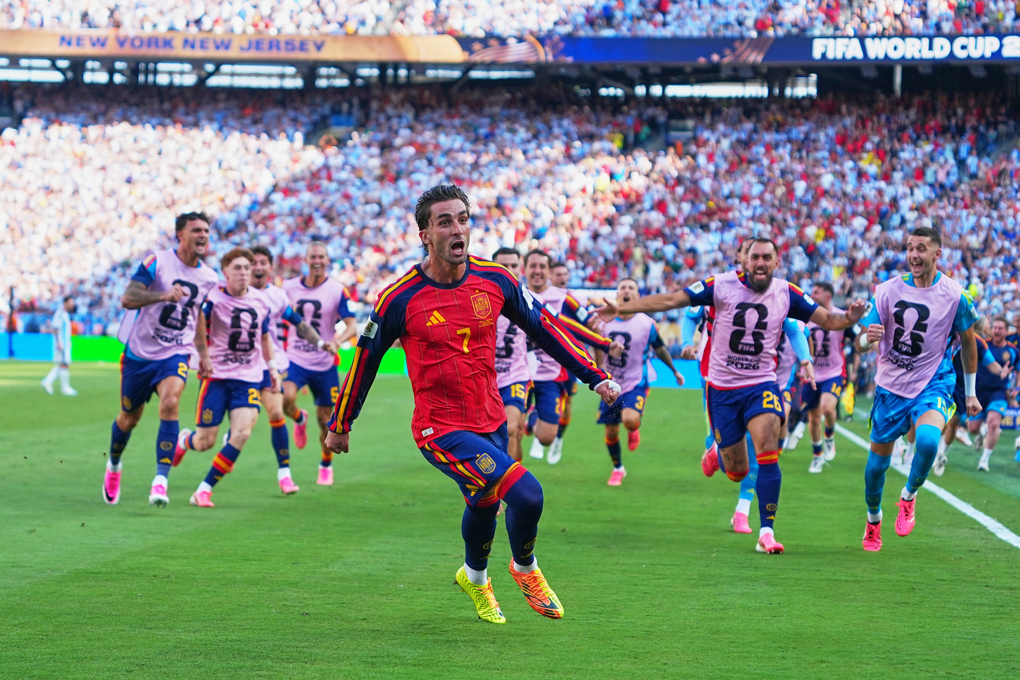 El español Ferran Torres (7) celebra marcar su primer gol durante la final de la Copa Mundial de fútbol entre España y Argentina en East Rutherford, Nueva Jersey, el domingo 19 de julio de 2026, cerca de Nueva York. (Foto AP/Julio Cortez)