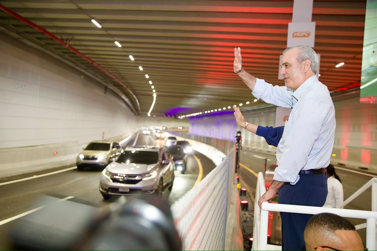 El proyecto de 1.2 kilómetros fue inaugurado por el presidente Luis Abinada con una inversión de RD$3,300 millones y busca aliviar uno de los mayores embotellamientos vehiculares en el Gran Santo Domingo.
