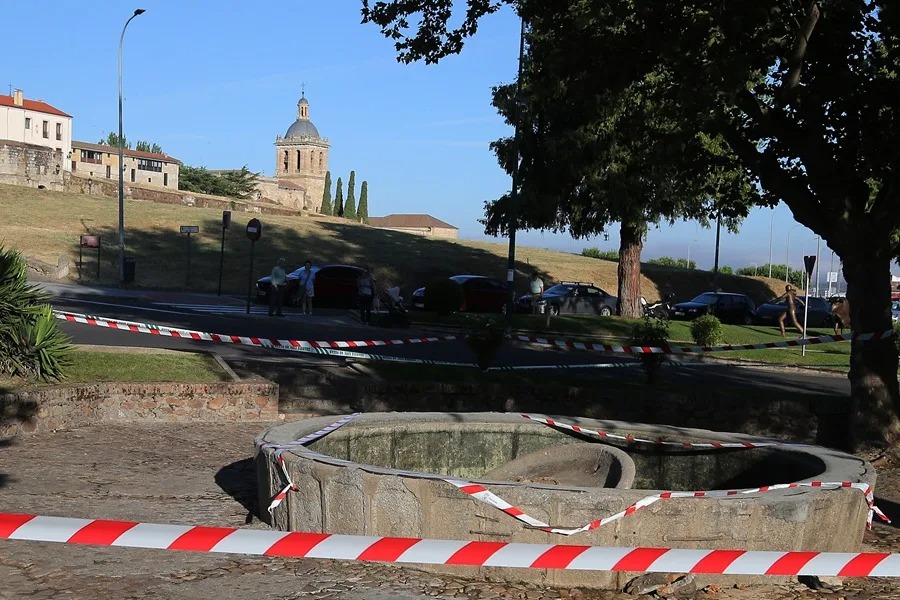 Una persona ha muerto al desplomarse una fuente en la Glorietta del Árbol Gordo de Ciudad Rodrigo (Salamanca).