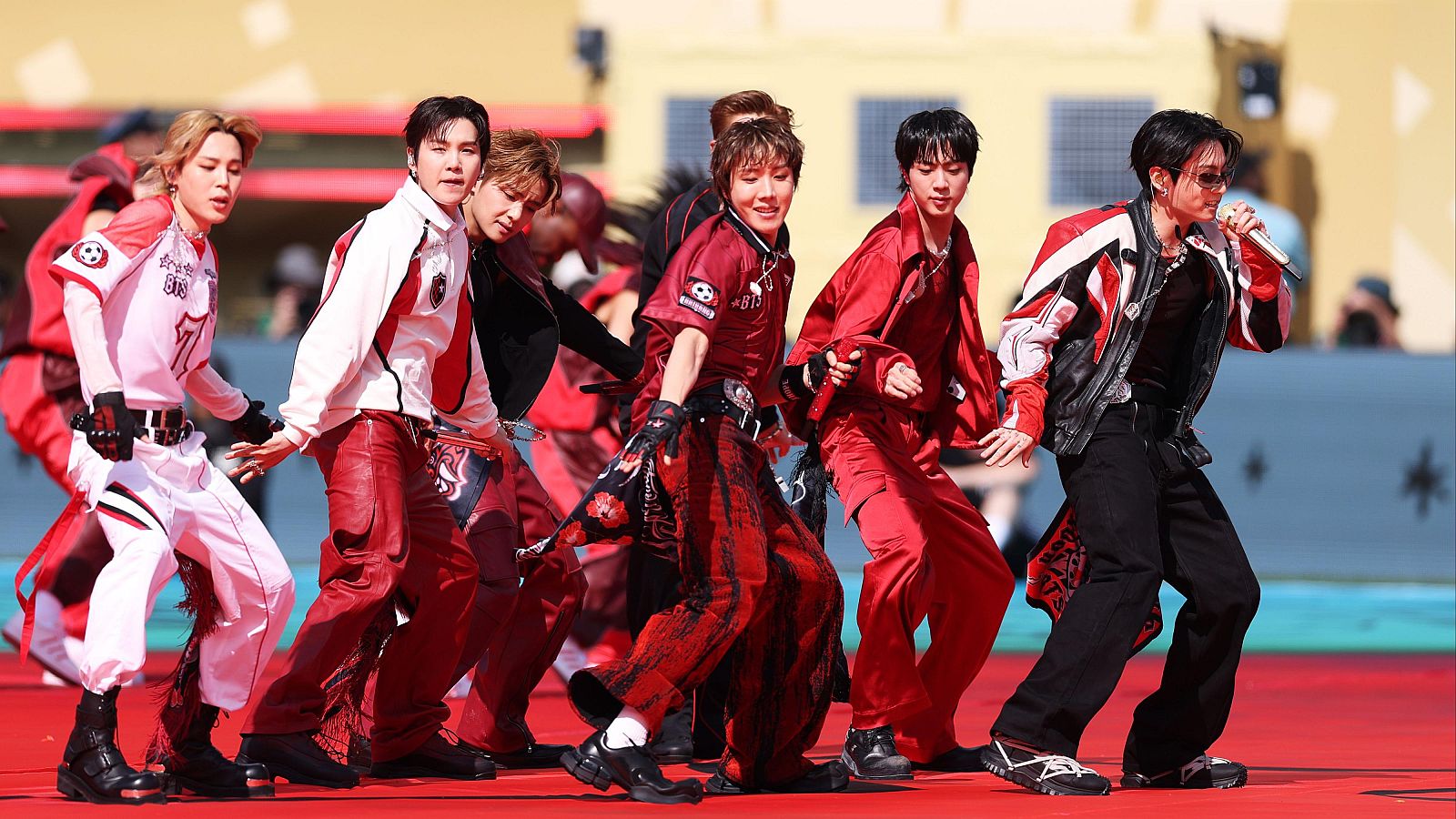 BTS durante su participación en el espectáculo de medio tiempo del Mundial 2026.