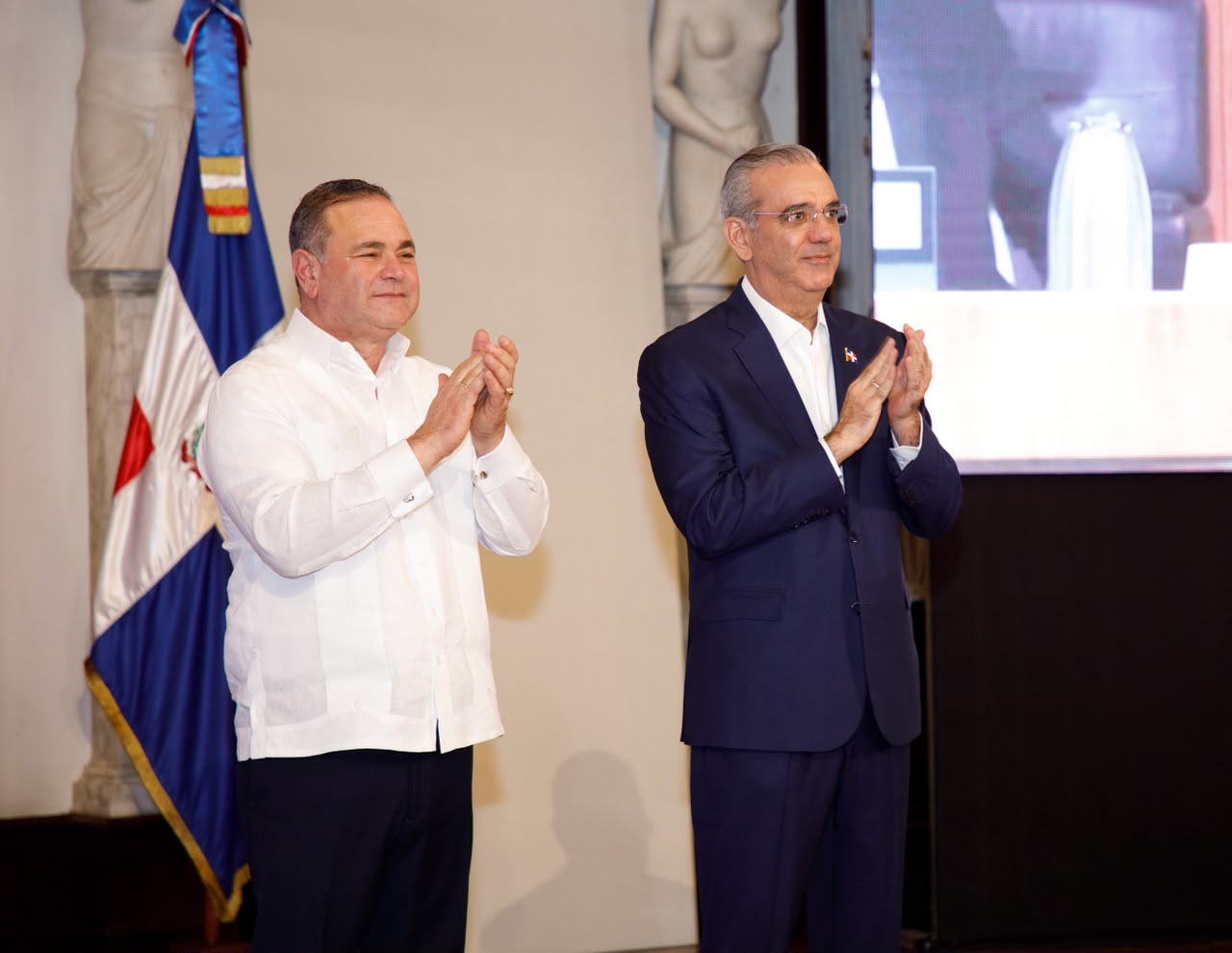 El director de la FAO, Ku Dongyu, con el presidente Luis Abinadar.