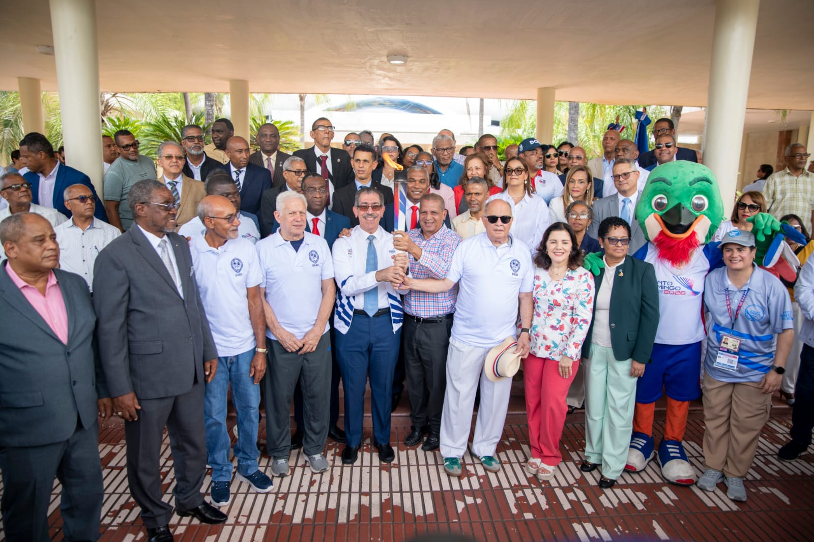 Rector de la USAD con la antorcha de los Juegos Centroamericanos y del Caribe. George Aszana David. Lo acompañaron Julio Gómez, Pablo Valdez, Juan Abreu, Juan-Pinao-Ortiz, Leo Corporan, Mayobanex Mueses, la vicerrectora de Docencia, Rosel Fernández y la vicerrectora de Investigación y Posgrado, Juana Encarnación.