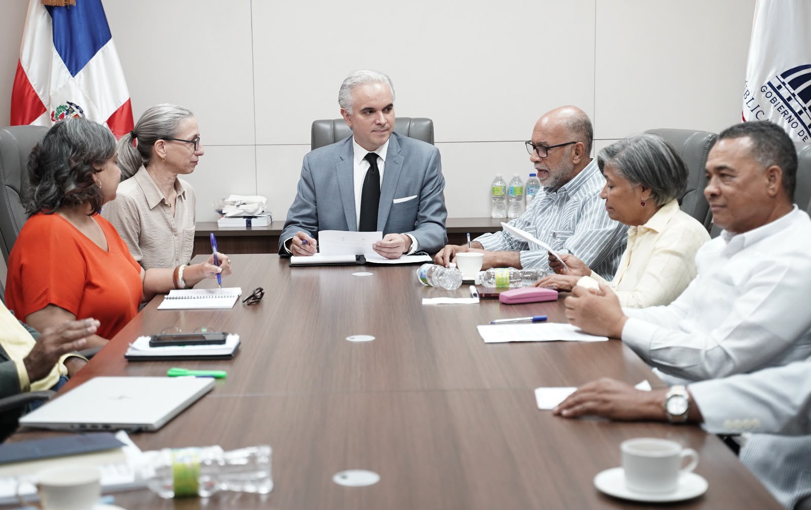Ministro de Educación, Luis Miguel Decamps en reunión con directivos de ADP.