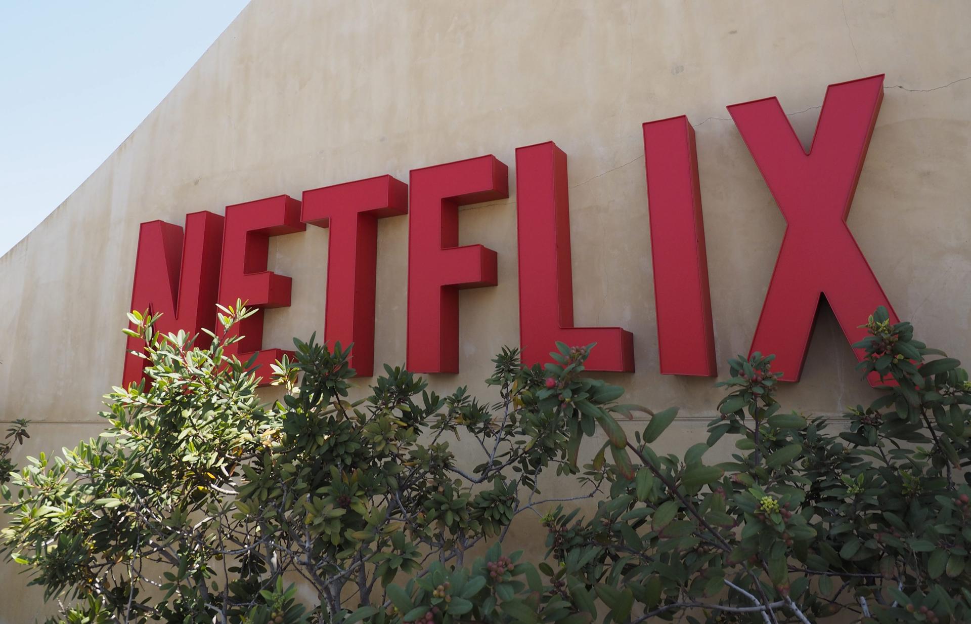 Fotografía de archivo que muestra el logo de Netflix, la plataforma de televisión por Internet líder en el mundo, en su sede de Los Gatos, California (EE.UU.). EFE/JUAN G. MABANGLO