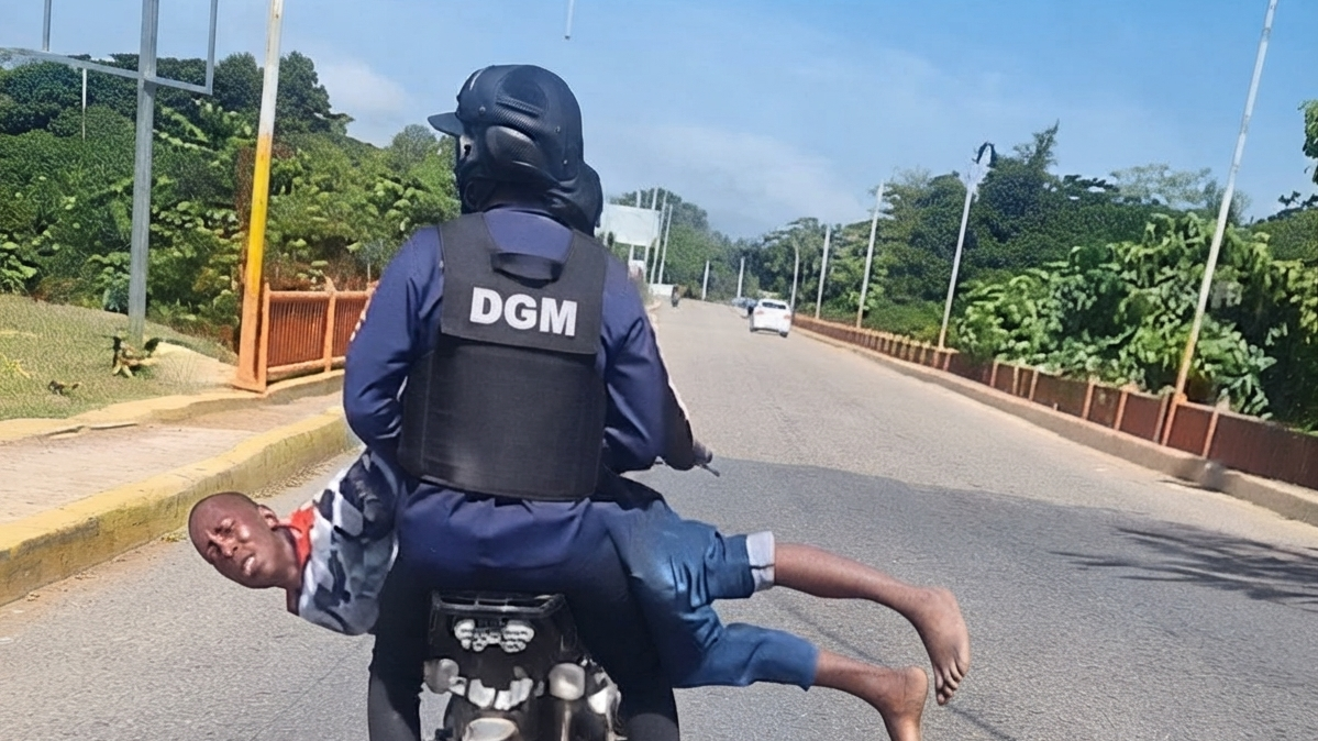 Traslado de ciudadano haitiano en motor.