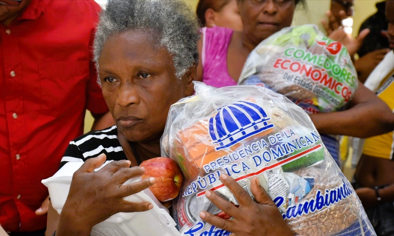 Distribución de alimentos en comedor económico.