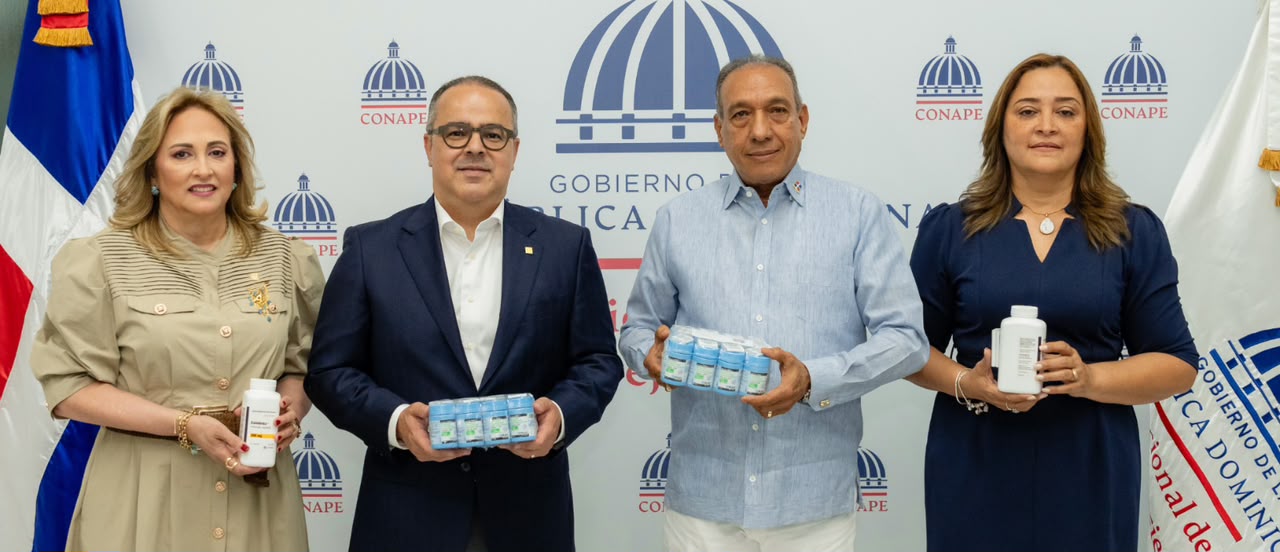 AFP La vicepresidenta de Negocios Popular, Adela Báez, el vicepresidente ejecutivo-gerente general Luis J. Jiménez, el doctor Demetrio Vicente, director del Consejo Nacional para las Envejecientes (CONPE) y Dabeida Agramonte, gerente División de Proyectos de Fundación Popular.