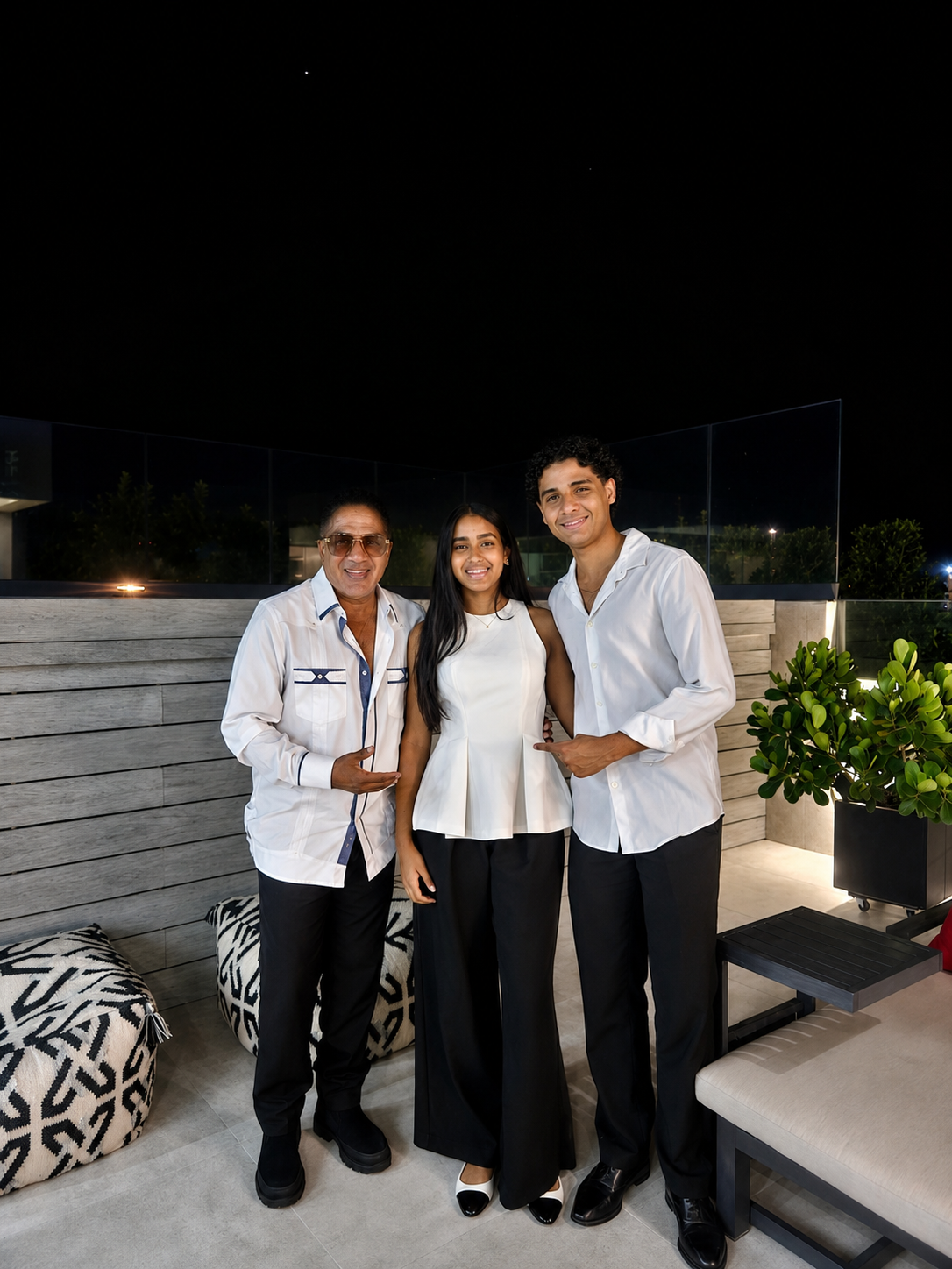 Kinito Méndez con sus hijos.