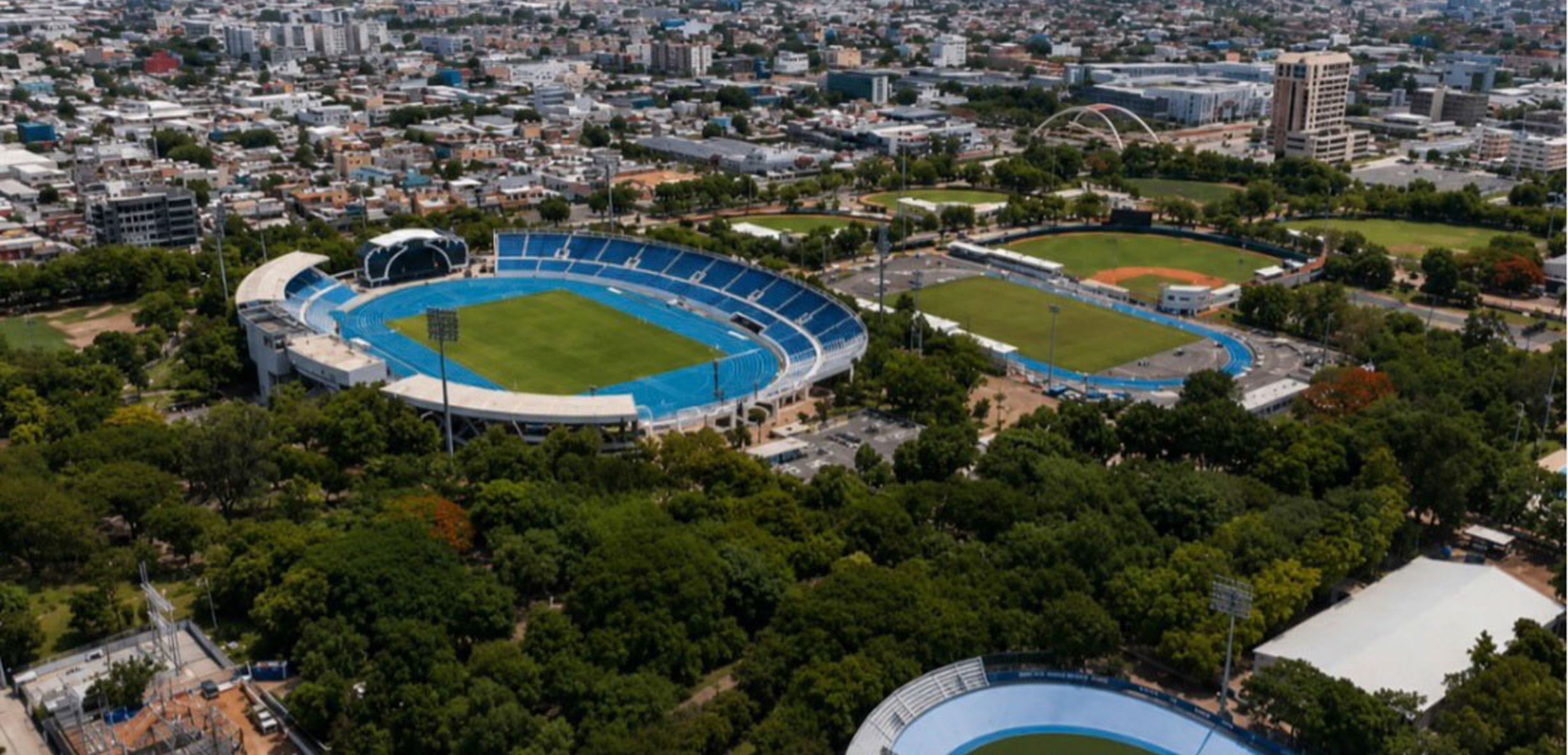 Vista aérea del renovado Estadio Olímpico Félix Sánchez, donde se realizará la ceremonia inaugural. Junto a él también se puede ver el renovado velódromo y un estadio de softbol.