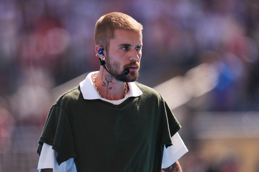 Justin Bieber abandona el campo después de actuar en el entretiempo de la final de la Copa Mundial de fútbol entre España y Argentina en East Rutherford, Nueva Jersey, el domingo 19 de julio de 2026, cerca de East Rutherford, Nueva Jersey. (Foto AP/Abby Parr)