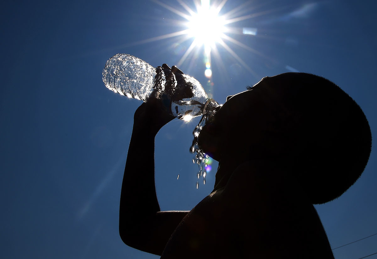 Persona bebiendo agua a alta temperatura.