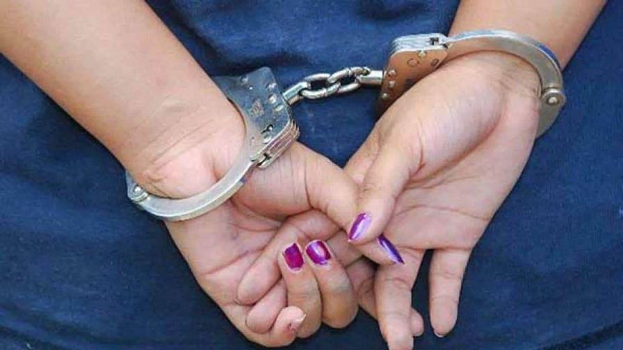 La Policía Nacional y el Ministerio Público investigan la muerte de un hombre en Las Guaranás, mientras que una niña de 13 años permanece detenida por su presunta vinculación con el hecho.