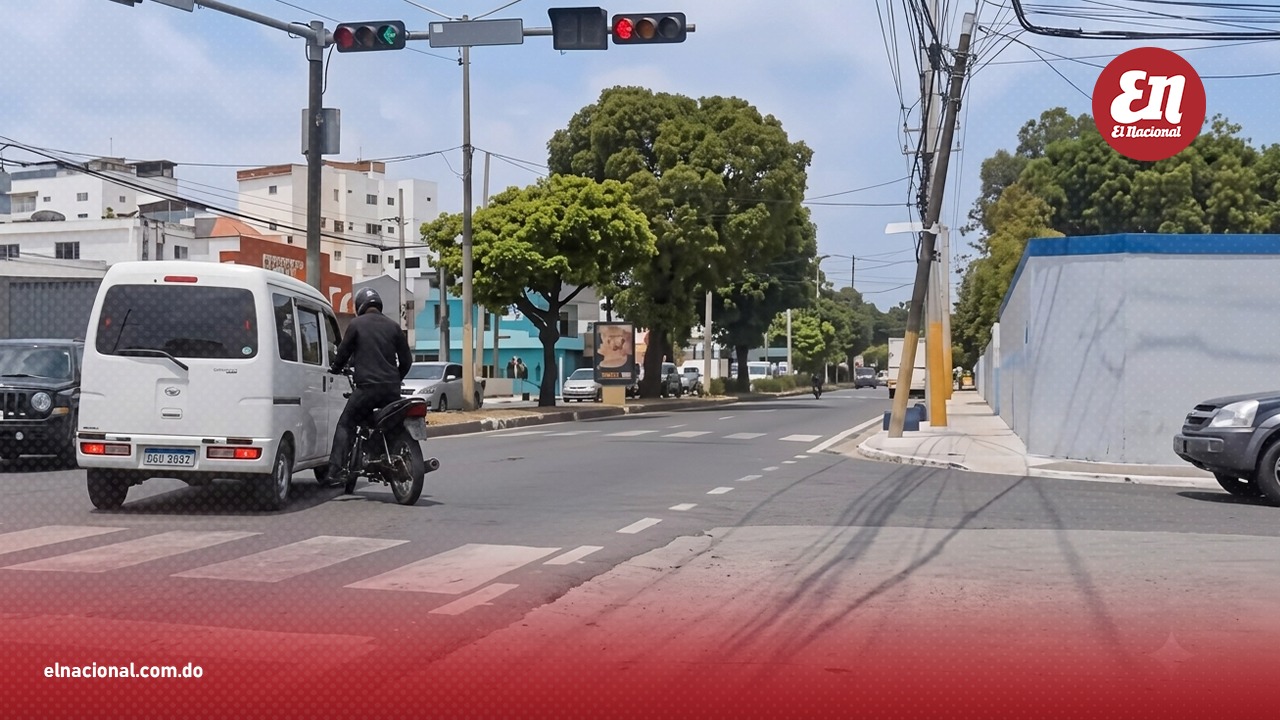 Un video del momento en que un autobús y un motociclista casi chocan se ha viralizado en las redes sociales, aunque aún se desconoce dónde fue grabado.