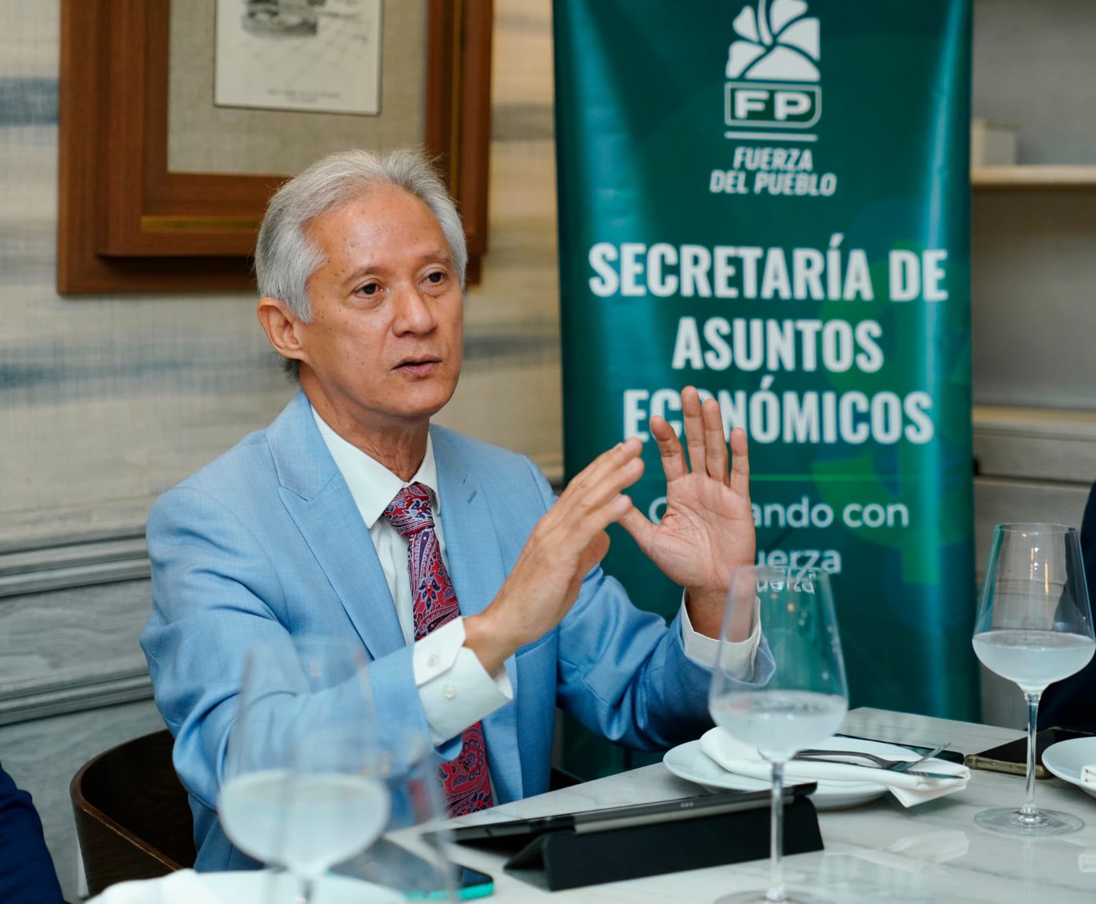 Hivanzo Ng Cortinas, Secretario de Asuntos Económicos de Fuerza del Pueblo, presentó un análisis sobre la inflación, la liquidez y el comportamiento de la economía dominicana.
